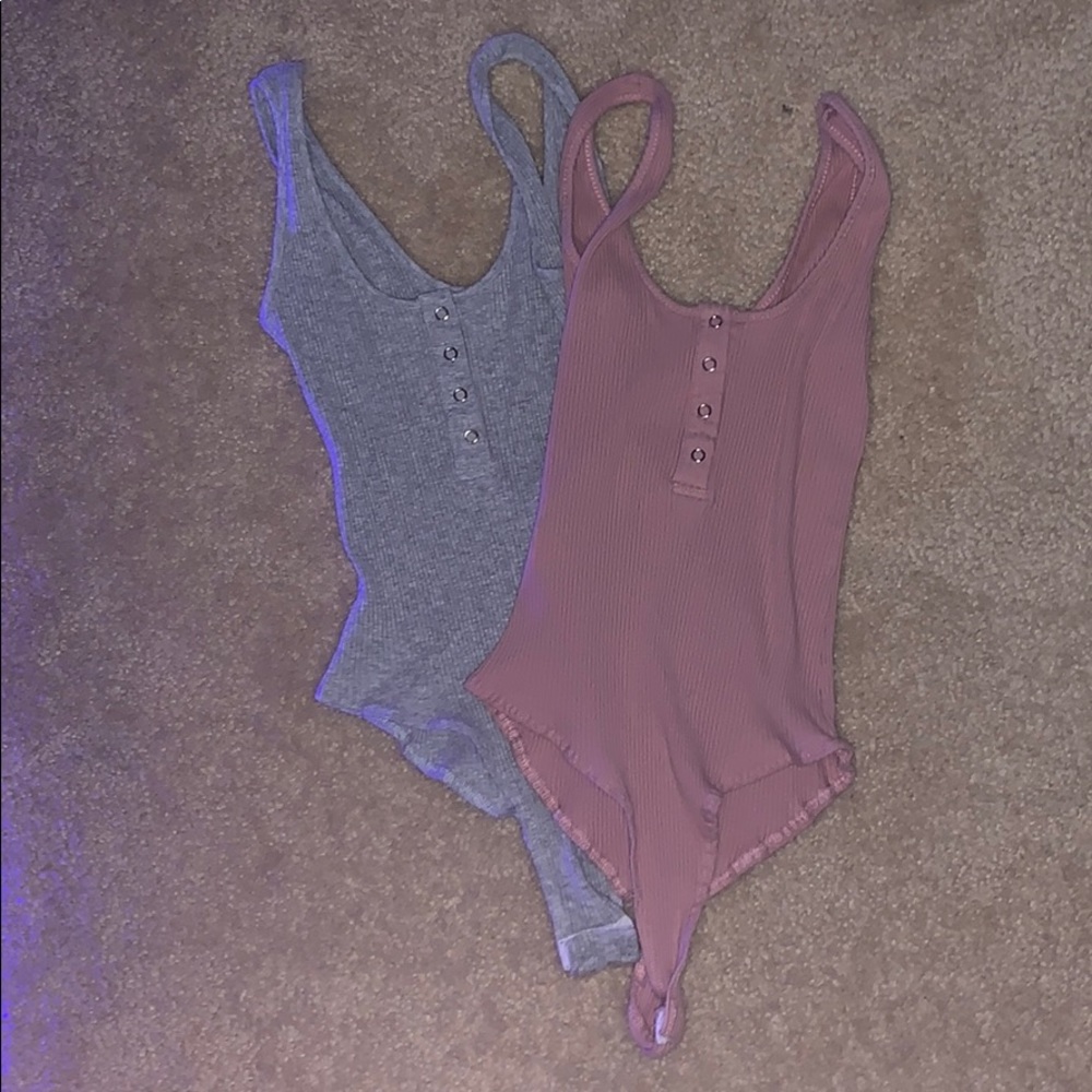 2 Bodysuits